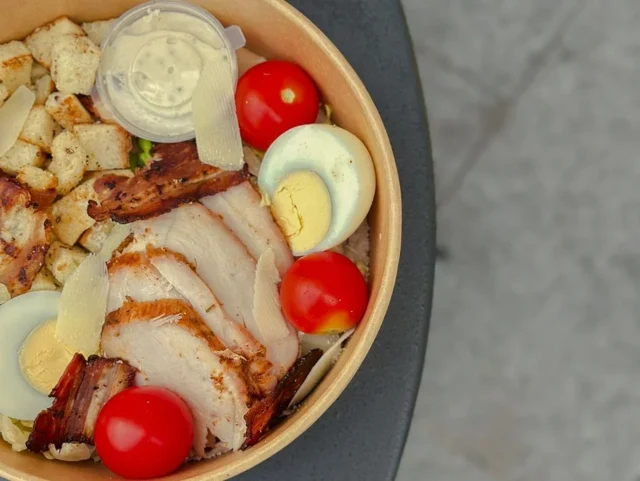Салат «Цезар з копченою куркою»